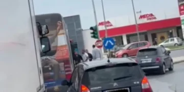 Απίστευτο βίντεο από Θεσσαλονίκη: Οδηγός ΙΧ επιτέθηκε σε επιβάτες αστικού λεωφορείου!