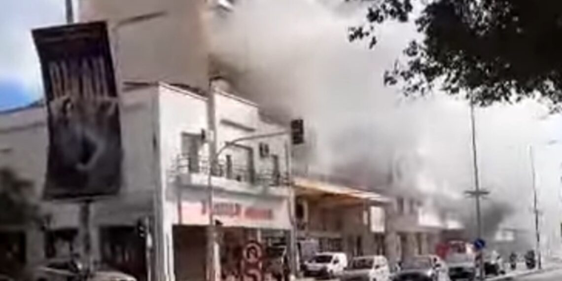 Χωρίς τις αισθήσεις της εντοπίστηκε γυναίκα από τη φωτιά σε διαμέρισμα στη Νεάπολη – Βίντεο από το σημείο