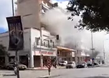 Χωρίς τις αισθήσεις της εντοπίστηκε γυναίκα από τη φωτιά σε διαμέρισμα στη Νεάπολη – Βίντεο από το σημείο