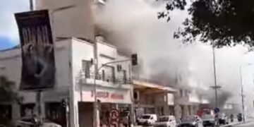 Χωρίς τις αισθήσεις της εντοπίστηκε γυναίκα από τη φωτιά σε διαμέρισμα στη Νεάπολη – Βίντεο από το σημείο