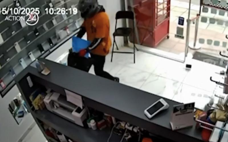 Εύοσμος: Η στιγμή που μπήκαν με πιστόλι σε κατάστημα κινητών – Βίντεο ντοκουμέντο