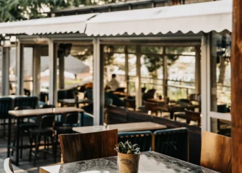 Γνωστό καφέ μπαρ της Θεσσαλονίκης κλείνει λόγω… Flyover