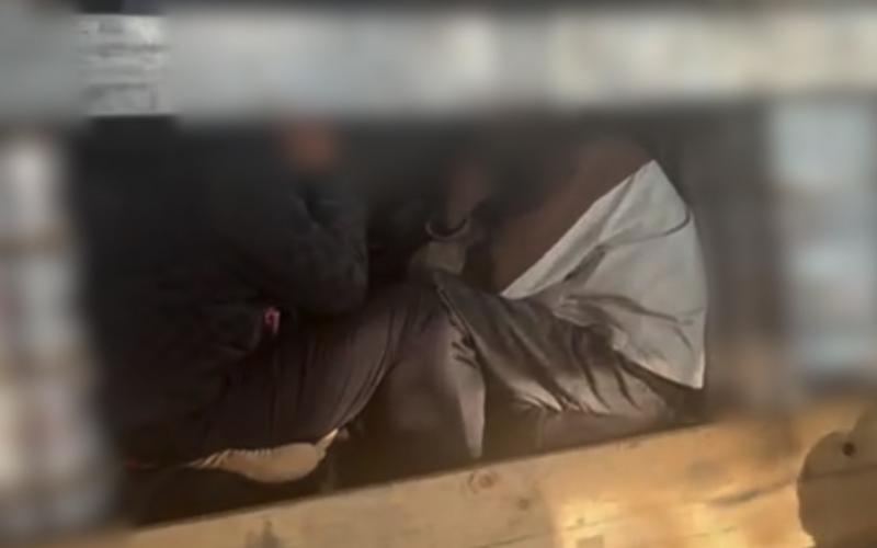 Έκρυβε 10 άτομα σε καρότσα – Πίσω από παλέτες, έρχονταν Θεσσαλονίκη (VIDEO)