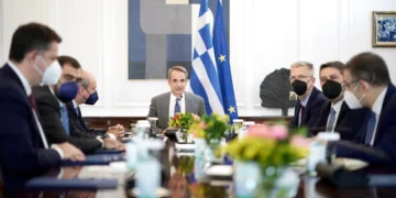 Μητσοτάκης: Συγκράτησα τους μαθητές που παρήλασαν υπό βροχή στη Θεσσαλονίκη – Πορευόμαστε στον στόχο, παρά τις «μπόρες»