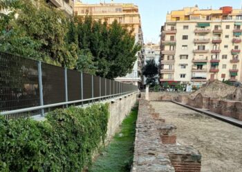 Να φύγουν άμεσα τα κάγκελα από την πλατεία Ναυαρίνου – Παρέμβαση Αγγελούδη