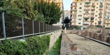 Να φύγουν άμεσα τα κάγκελα από την πλατεία Ναυαρίνου – Παρέμβαση Αγγελούδη
