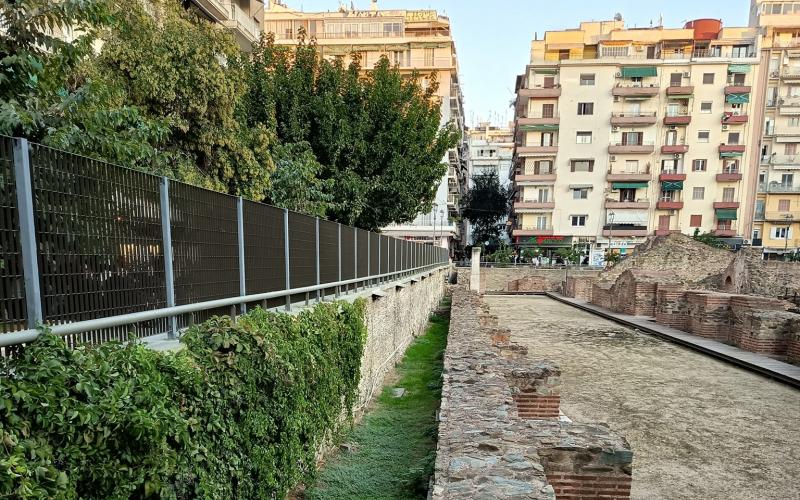 Να φύγουν άμεσα τα κάγκελα από την πλατεία Ναυαρίνου – Παρέμβαση Αγγελούδη