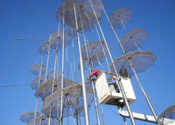 «Ξηλώνονται» οι «Ομπρέλες» του Ζογγολόπουλου – Μεταφέρονται στην Αθήνα για αποκατάσταση