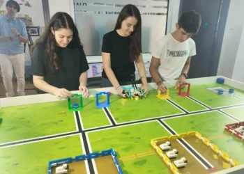 Θεσσαλονίκη: Μαθητές έδωσαν λύση στο πρόβλημα του… ΟΠΕΚΕΠΕ με τη βοήθεια ενός ρομπότ