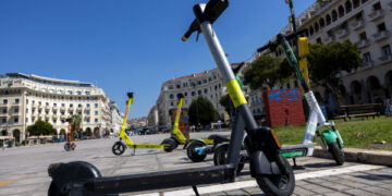 Δήμος Θεσσαλονίκης: Δημιουργούνται χρωματιστές θέσεις στάθμευσης για τα ενοικιαζόμενα ηλεκτρικά πατίνια – Δείτε βίντεο