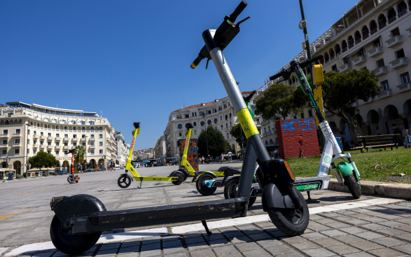 Δήμος Θεσσαλονίκης: Δημιουργούνται χρωματιστές θέσεις στάθμευσης για τα ενοικιαζόμενα ηλεκτρικά πατίνια – Δείτε βίντεο