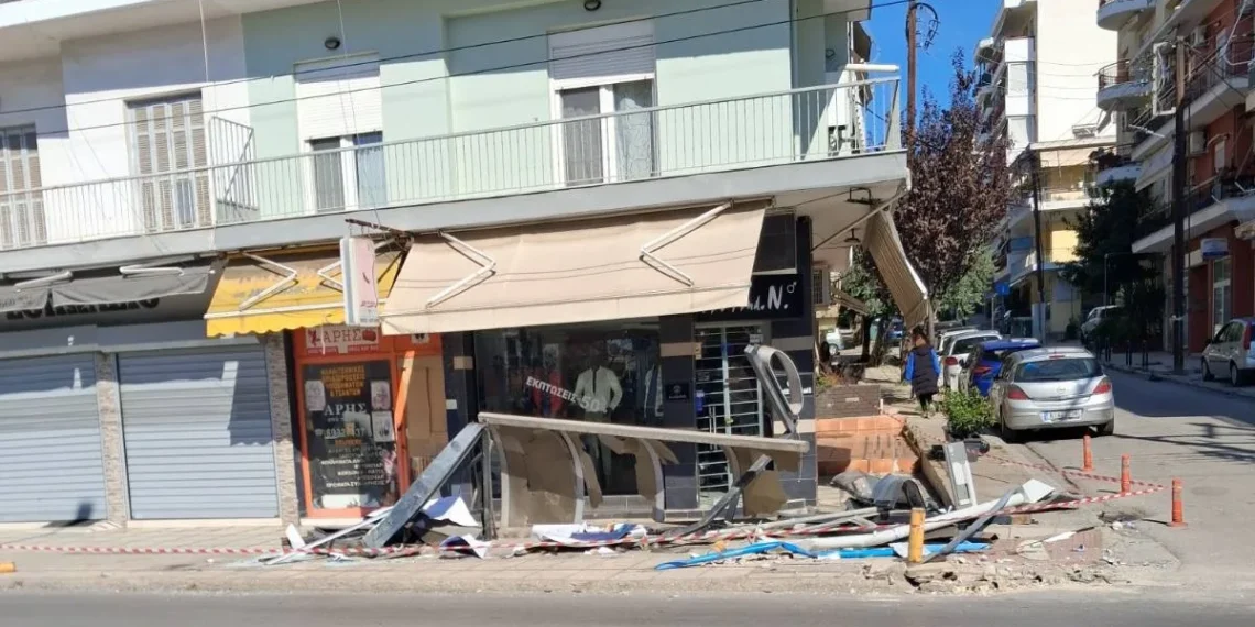 Οδηγός παρέσυρε και ισοπέδωσε στάση λεωφορείου στον Εύοσμο – Δείτε βίντεο