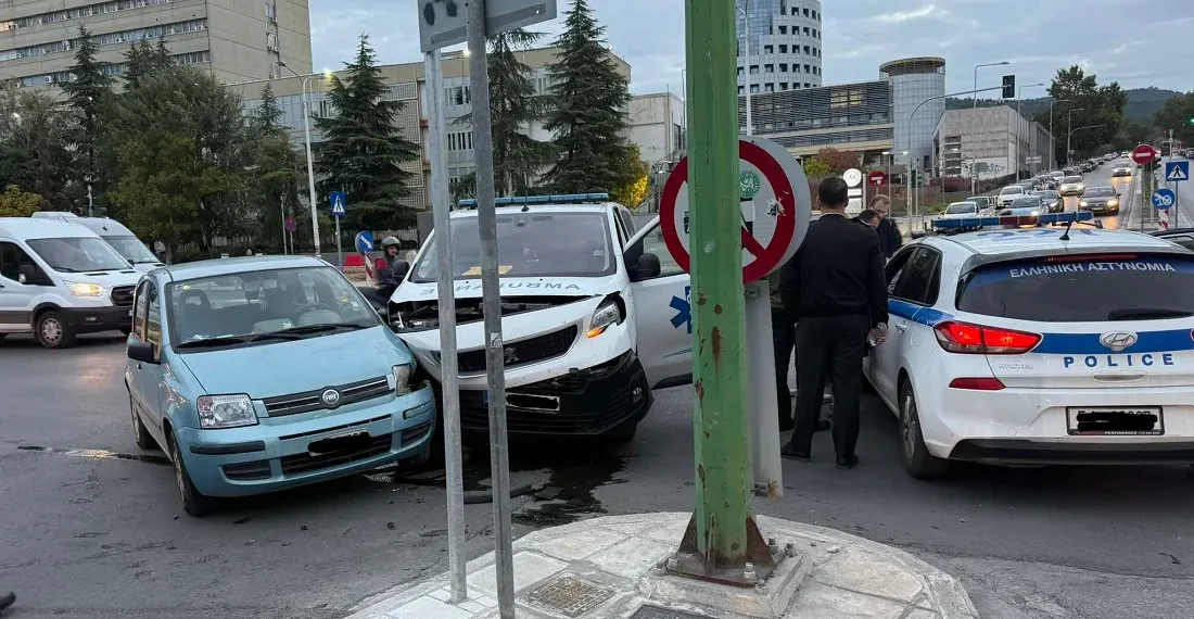 Σύγκρουση ΙΧ με ασθενοφόρο ιδιωτικής εταιρείας (vid)