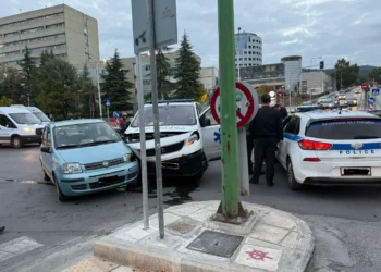 Σύγκρουση ΙΧ με ασθενοφόρο ιδιωτικής εταιρείας (vid)