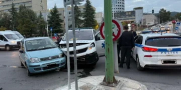 Σύγκρουση ΙΧ με ασθενοφόρο ιδιωτικής εταιρείας (vid)