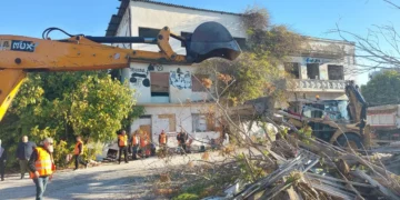 Σταυρούπολη: Μετά από 33 χρόνια εγκατάλειψης ξεκίνησε να κατεδαφίζεται το τσιμεντένιο κουφάρι του ΑΓΝΟ (φωτο+ βίντεο)