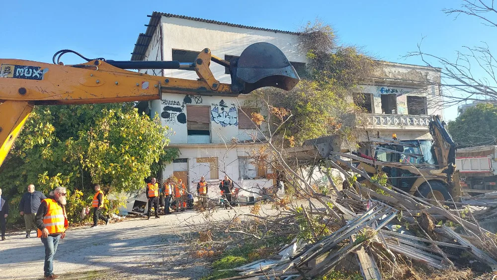 Σταυρούπολη: Μετά από 33 χρόνια εγκατάλειψης ξεκίνησε να κατεδαφίζεται το τσιμεντένιο κουφάρι του ΑΓΝΟ (φωτο+ βίντεο)