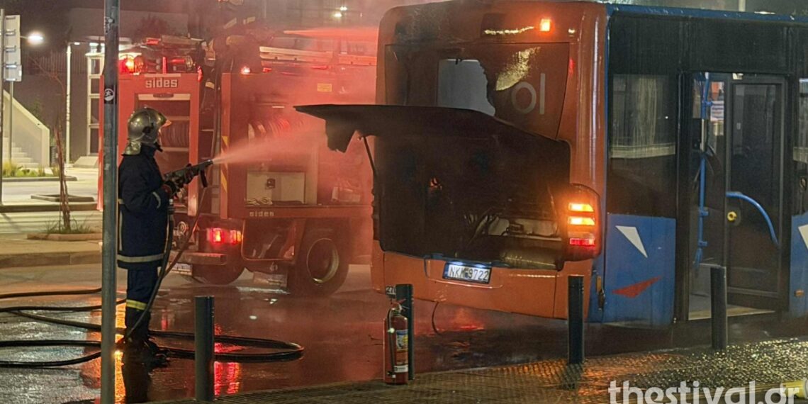 Θεσσαλονίκη: Βίντεο από το λεωφορείο του ΟΑΣΘ που τυλίχθηκε στις φλόγες
