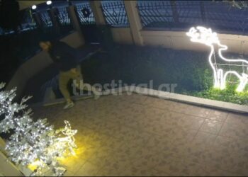 Ρετζίκι: Ερασιτέχνης κλέφτης αρπάζει χριστουγεννιάτικα στολίδια από αυλές σπιτιών – Δείτε βίντεο