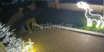 Ρετζίκι: Ερασιτέχνης κλέφτης αρπάζει χριστουγεννιάτικα στολίδια από αυλές σπιτιών – Δείτε βίντεο