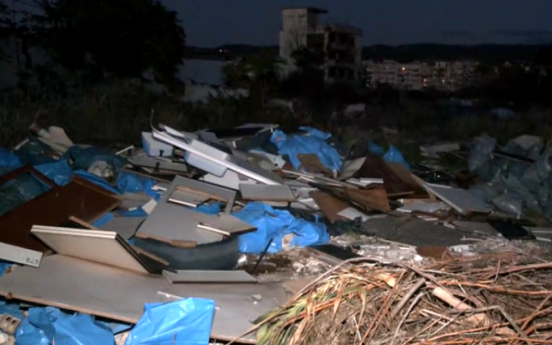 Αυτοσχέδια χωματερή στον Εύοσμο – Πετούν ογκώδη από ανακαινίσεις