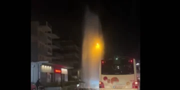 Σπασμένος αγωγός δημιούργησε “συντριβάνι” στον Εύοσμο – Δείτε βίντεο