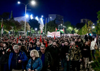 Μεγάλη πορεία για την επέτειο του Πολυτεχνείου σήμερα στη Θεσσαλονίκη – Στεφάνια από φοιτητικούς συλλόγους πριν την έναρξη