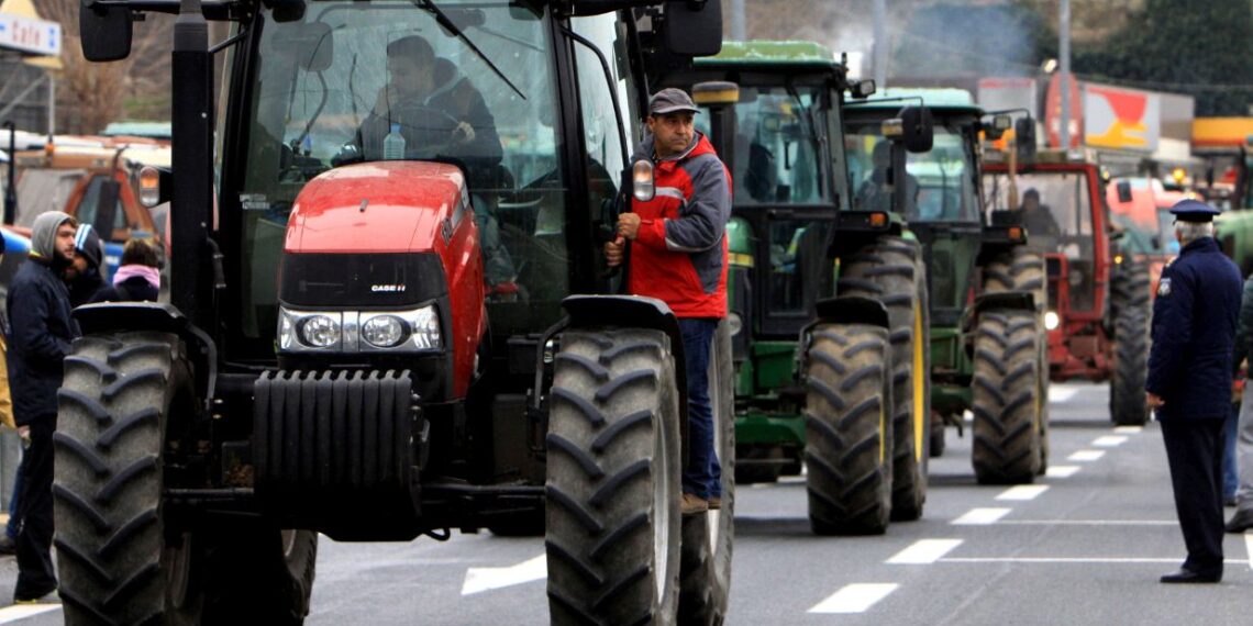 Στο ΥΜΑΘ με τα τρακτέρ τους οι αγρότες – “Δεν θα φύγουμε από εδώ αν δεν συναντήσουμε τον υπουργό” – Δείτε βίντεο