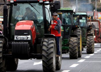 Στο ΥΜΑΘ με τα τρακτέρ τους οι αγρότες – “Δεν θα φύγουμε από εδώ αν δεν συναντήσουμε τον υπουργό” – Δείτε βίντεο