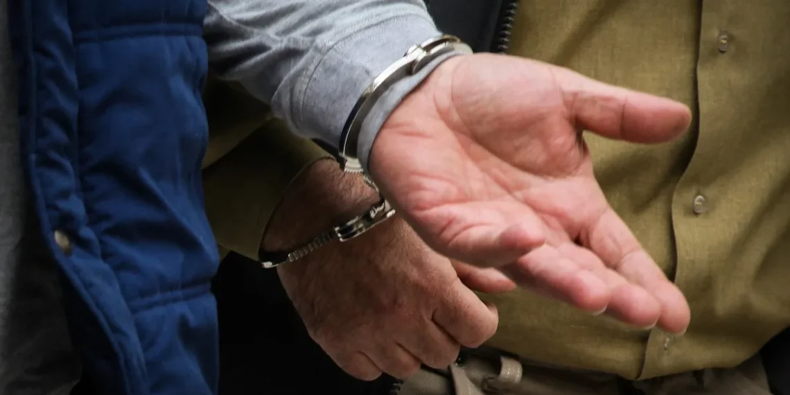 Ανάληψη: Ληστής απείλησε με δήθεν όπλο 3 νεαρούς