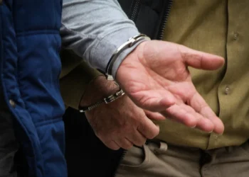 Ανάληψη: Ληστής απείλησε με δήθεν όπλο 3 νεαρούς