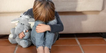 Θεσσαλονίκη: 55χρονη κατηγορείται ότι βίαζε τον γιο της οικιακής βοηθού της από όταν εκείνος ήταν εννιά ετών