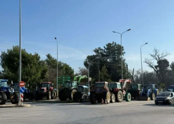 Οι αγρότες ζεσταίνουν τις μηχανές των τρακτέρ για την απόβαση στο λιμάνι της Θεσσαλονίκης – «Δεν θέλουμε να ταλαιπωρήσουμε την πόλη» (φωτο+βίντεο)