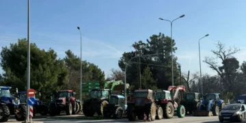 Οι αγρότες ζεσταίνουν τις μηχανές των τρακτέρ για την απόβαση στο λιμάνι της Θεσσαλονίκης – «Δεν θέλουμε να ταλαιπωρήσουμε την πόλη» (φωτο+βίντεο)