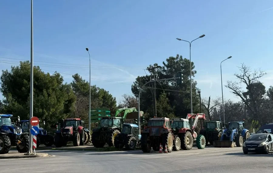 Οι αγρότες ζεσταίνουν τις μηχανές των τρακτέρ για την απόβαση στο λιμάνι της Θεσσαλονίκης – «Δεν θέλουμε να ταλαιπωρήσουμε την πόλη» (φωτο+βίντεο)