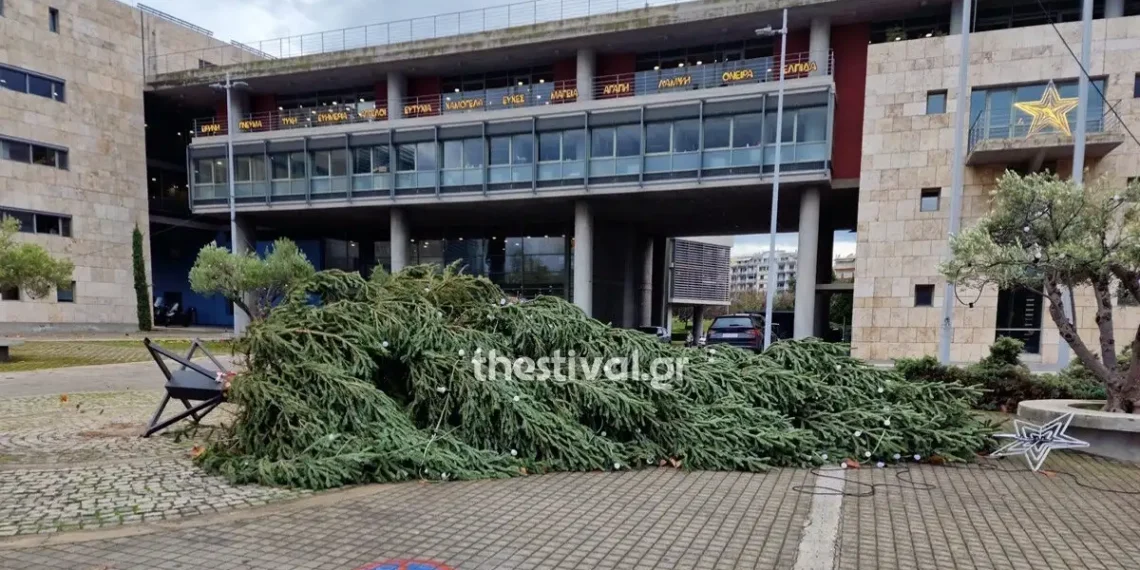 Θεσσαλονίκη: «Γκρεμίστηκε» το χριστουγεννιάτικο δέντρο μπροστά στο δημαρχείο λόγω ισχυρών ανέμων από την κακοκαιρία Byron