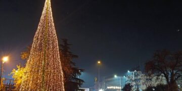 Φωταγωγήθηκε το Δέντρο στο Αθλητικό Πάρκο Ευόσμου (Εικόνες)