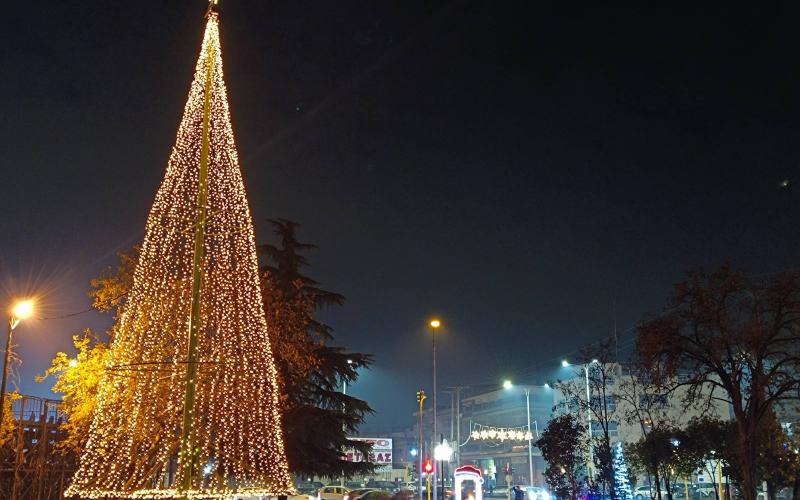 Φωταγωγήθηκε το Δέντρο στο Αθλητικό Πάρκο Ευόσμου (Εικόνες)