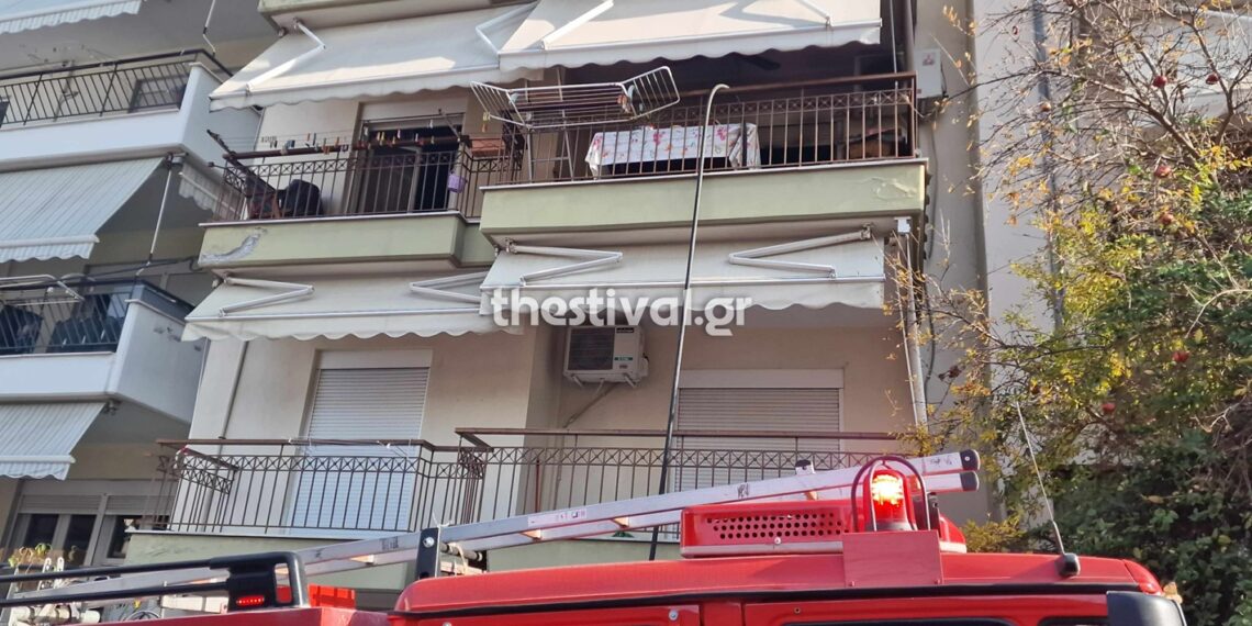 Δυτική Θεσσαλονίκη: Συναγερμός για φωτιά σε διαμέρισμα – Γυναίκα εγκλωβίστηκε στο μπαλκόνι, την απομάκρυναν πυροσβέστες