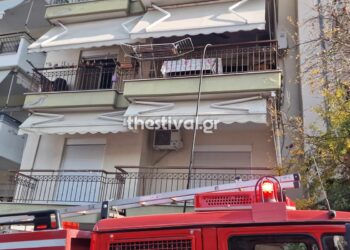 Δυτική Θεσσαλονίκη: Συναγερμός για φωτιά σε διαμέρισμα – Γυναίκα εγκλωβίστηκε στο μπαλκόνι, την απομάκρυναν πυροσβέστες