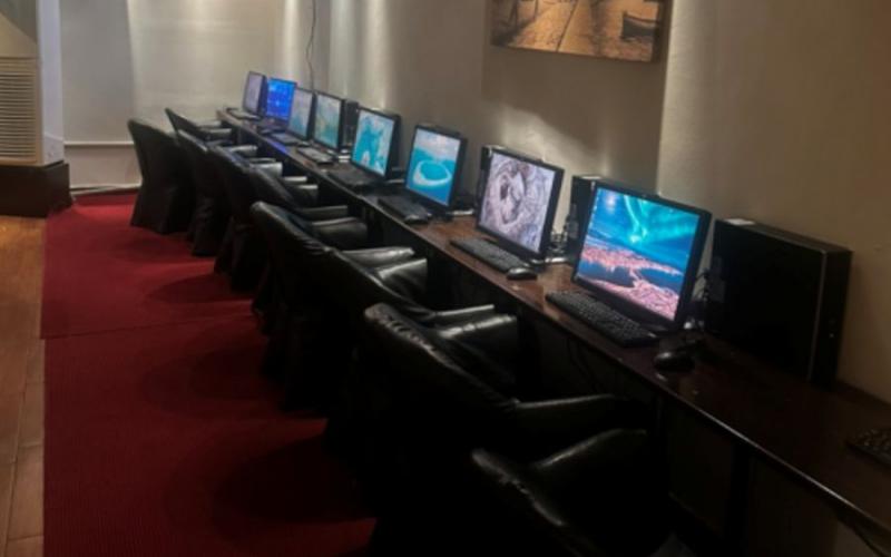 Θεσσαλονίκη: Παράνομο «καζίνο» σε κατάστημα – «Φρουτάκια» σε 33 υπολογιστές