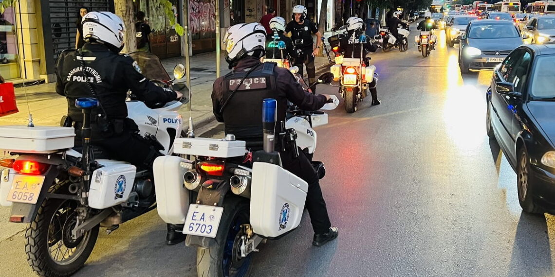 Εύοσμος: 16χρονοι προκάλεσαν φθορές σε θυρίδες εταιρείας κούριερ και άρπαξαν ζευγάρι με παπούτσια