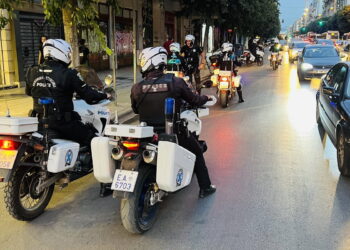 Εύοσμος: 16χρονοι προκάλεσαν φθορές σε θυρίδες εταιρείας κούριερ και άρπαξαν ζευγάρι με παπούτσια