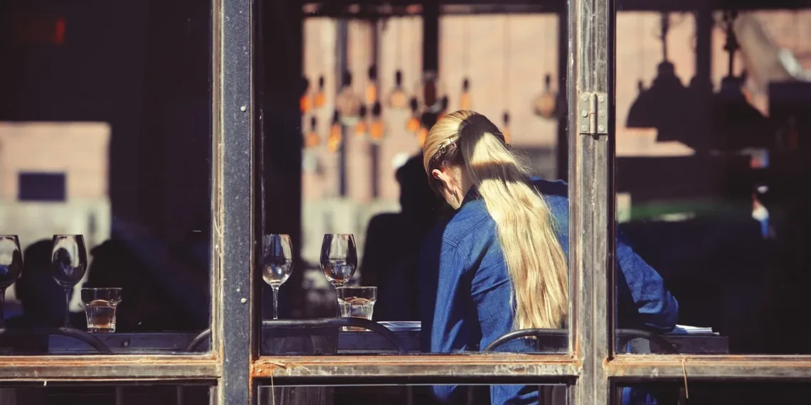 Θεσσαλονίκη: Επαίτης προσπάθησε να φιλήσει σερβιτόρα και χτύπησε πελάτισσα – “Την έφτυσε και της έριξε μπουνιά”