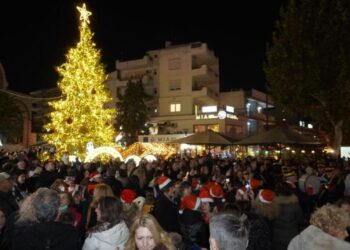 Εύοσμος: Άναψε το δέντρο στην πλατεία Ευόσμου – Ύψους 14 μέτρων (ΦΩΤΟ)