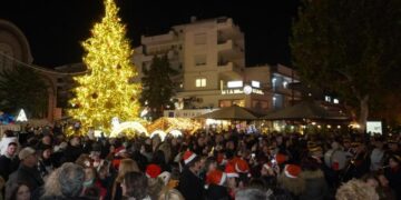 Εύοσμος: Άναψε το δέντρο στην πλατεία Ευόσμου – Ύψους 14 μέτρων (ΦΩΤΟ)