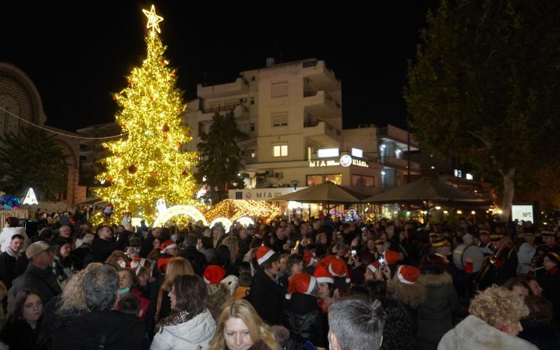 Εύοσμος: Άναψε το δέντρο στην πλατεία Ευόσμου – Ύψους 14 μέτρων (ΦΩΤΟ)