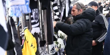 Φόρος τιμής από την οικογένεια του Άρη στους αδικοχαμένους φιλάθλους του ΠΑΟΚ (Bίντεο)