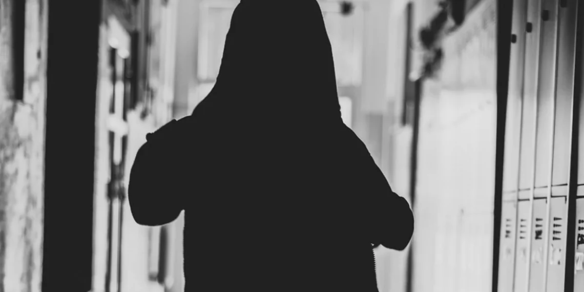 Θεσσαλονίκη: Τρεις ανήλικες και ένας ανήλικος έδειραν 14χρονη στην Καμάρα λόγω ερωτικής αντιζηλίας – Βιντεοσκοπούσαν τον ξυλοδαρμό