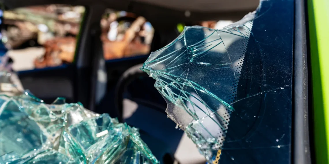 Θεσσαλονίκη: Διέρρηξε 14 σταθμευμένα οχήματα μέσα σε λίγες ώρες, έσπασε τζάμια σε ΙΧ και λεωφορεία